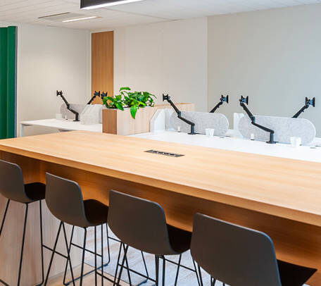 Groupe PSIH, illustrant comment Spark Office a transformé leur espace de travail avec des solutions de mobilier innovantes. Découvrez comment l'aménagement sur mesure a optimisé les espaces de collaboration, de réunion et de détente, tout en reflétant l'identité professionnelle du Groupe PSIH.