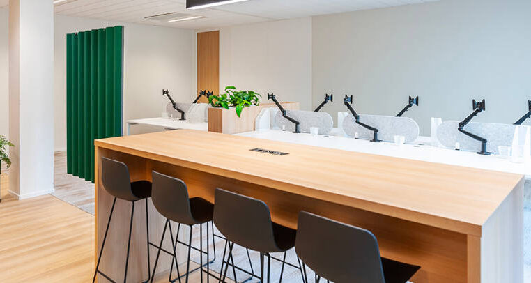 Groupe PSIH, illustrant comment Spark Office a transformé leur espace de travail avec des solutions de mobilier innovantes. Découvrez comment l'aménagement sur mesure a optimisé les espaces de collaboration, de réunion et de détente, tout en reflétant l'identité professionnelle du Groupe PSIH.
