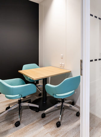 projet Groupe PSIH par Spark Office, montrant l’intégration réussie de mobilier ergonomique et design dans leurs bureaux. Cette étude de cas met en lumière la manière dont les solutions de Spark Office ont amélioré l’efficacité, le confort et l’esthétique de l’environnement de travail.