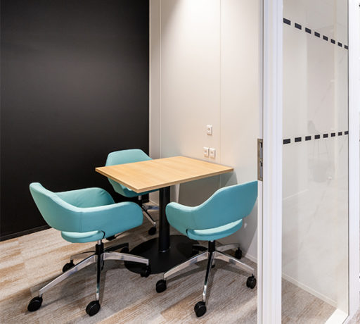 projet Groupe PSIH par Spark Office, montrant l’intégration réussie de mobilier ergonomique et design dans leurs bureaux. Cette étude de cas met en lumière la manière dont les solutions de Spark Office ont amélioré l’efficacité, le confort et l’esthétique de l’environnement de travail.