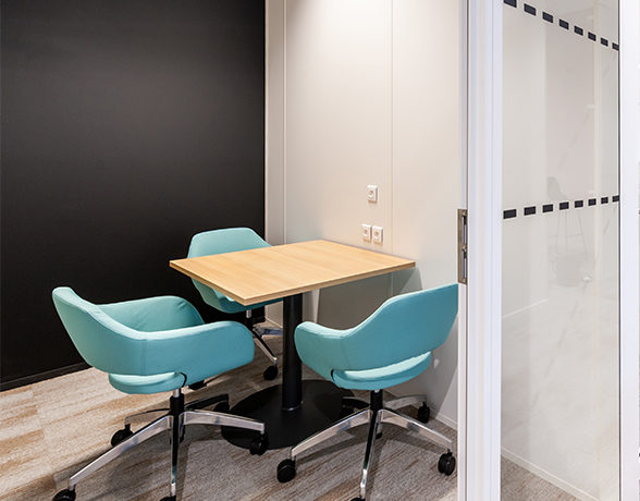 projet Groupe PSIH par Spark Office, montrant l’intégration réussie de mobilier ergonomique et design dans leurs bureaux. Cette étude de cas met en lumière la manière dont les solutions de Spark Office ont amélioré l’efficacité, le confort et l’esthétique de l’environnement de travail.