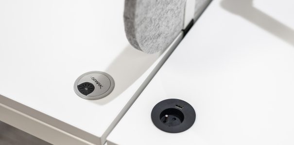 Accessoires de bien-être et de confort pour le bureau, incluant des coussins ergonomiques, des repose-pieds et des supports pour ordinateurs, visant à améliorer la posture et réduire le stress pendant les heures de travail.