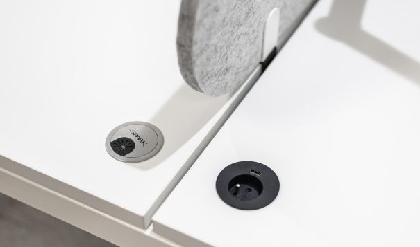 Accessoires de bien-être et de confort pour le bureau, incluant des coussins ergonomiques, des repose-pieds et des supports pour ordinateurs, visant à améliorer la posture et réduire le stress pendant les heures de travail.