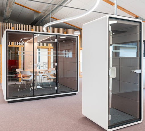 Cabines acoustiques à l'ATMB, comprenant une cabine de 4 places pour des réunions silencieuses et une cabine phoning dédiée aux appels téléphoniques confidentiels.