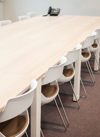 Salle de réunion à l'ATMB équipée de chaises Joky, conçues pour offrir un confort optimal lors de réunions et discussions prolongées.