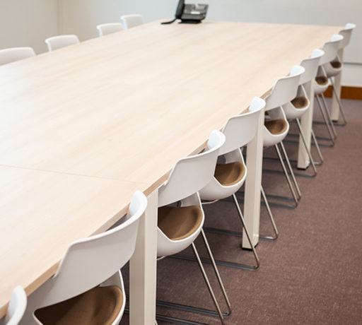 Salle de réunion à l'ATMB équipée de chaises Joky, conçues pour offrir un confort optimal lors de réunions et discussions prolongées.