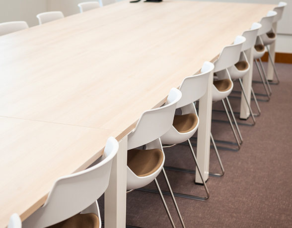 Salle de réunion à l'ATMB équipée de chaises Joky, conçues pour offrir un confort optimal lors de réunions et discussions prolongées.