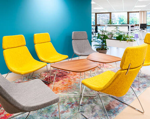 Espace de détente à la mairie de Garges-lès-Gonesse, aménagé avec des fauteuils élégants, destiné à offrir un confort optimal aux visiteurs et au personnel.