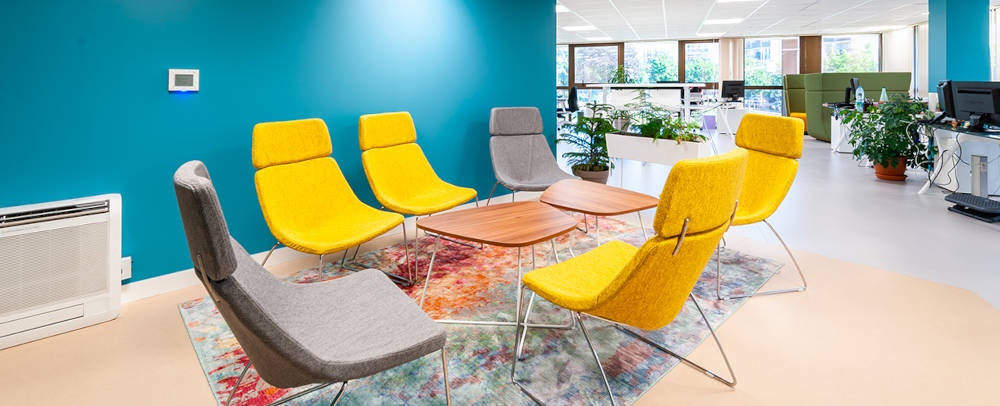 Espace de détente à la mairie de Garges-lès-Gonesse, aménagé avec des fauteuils élégants, destiné à offrir un confort optimal aux visiteurs et au personnel.