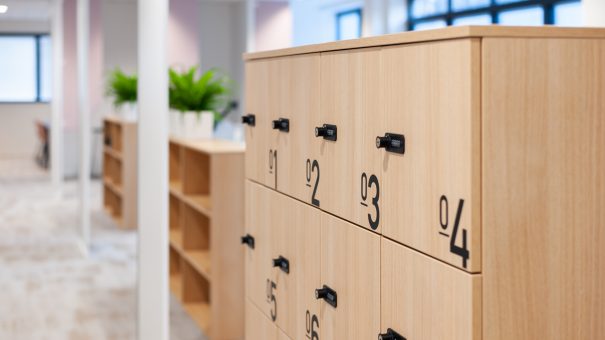 Solutions de rangement polyvalentes pour bureaux, telles que des étagères modulables et des armoires à portes coulissantes, permettant de personnaliser l'organisation selon vos besoins.