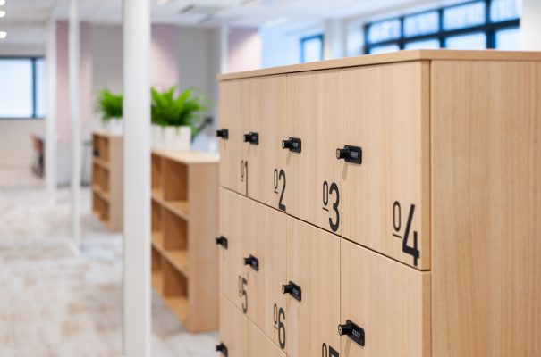 Solutions de rangement polyvalentes pour bureaux, telles que des étagères modulables et des armoires à portes coulissantes, permettant de personnaliser l'organisation selon vos besoins.