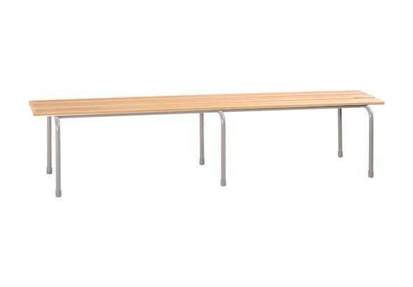 Banc simple pour vestiaire, fabriqué en métal robuste avec une finition en bois sur le siège. Idéal pour les espaces de rangement et les vestiaires, offrant une assise pratique et durable.