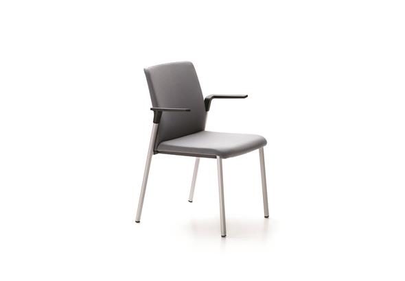 Chaise BOXI avec une assise et un dossier en polypropylène moulé, soutenus par des pieds en métal chromé, conçue pour les réunions et les espaces visiteurs, avec option Accourdoirs.