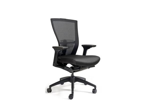Fauteuil ergonomique ERGOMOUV, vue de face, montrant son design moderne avec un dossier en maille respirante, une assise rembourrée et des accoudoirs réglables, idéal pour un confort optimal au bureau.