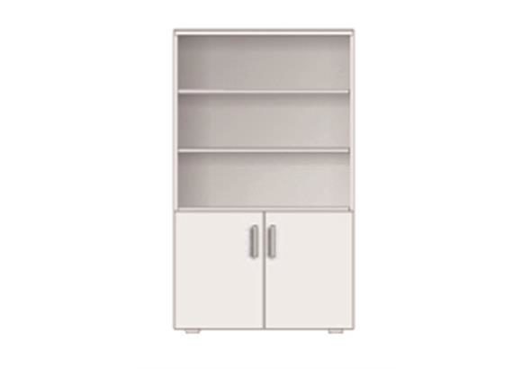 Armoire en bois avec portes battantes ouvertes, montrant un intérieur spacieux avec des étagères ajustables pour un rangement polyvalent et organisé.