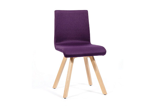 Chaise TEMPO vue de face, mettant en avant son design moderne avec une assise confortable et un cadre élégant, parfait pour les environnements de bureau ou de salle de réunion.