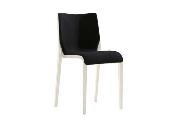 Chaise NESS, une chaise de réunion empilable au design moderne et épuré, parfaite pour les espaces de travail et les salles de réunion.