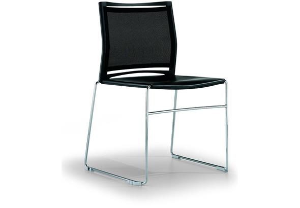 Chaise MAIL empilable vue de face, mettant en avant son design moderne et épuré avec une assise confortable, un dossier ergonomique et un cadre métallique léger, idéale pour les environnements de réunion et les espaces polyvalents.