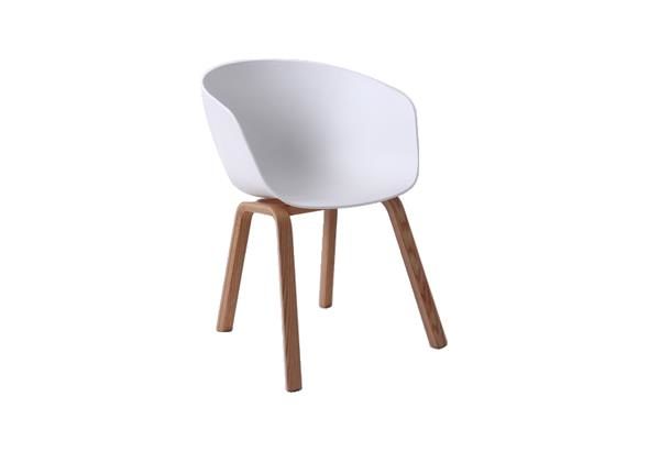 Siège de réunion Varde, mettant en avant son design ergonomique et ses finitions élégantes.