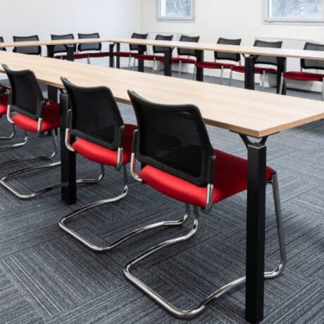 Chaises POGO disposés dans une salle de réunion moderne, illustrant leur intégration harmonieuse et leur fonctionnalité.
