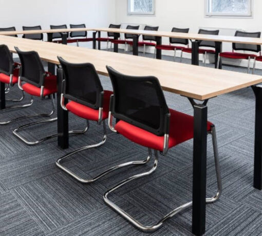 Chaises POGO disposés dans une salle de réunion moderne, illustrant leur intégration harmonieuse et leur fonctionnalité.