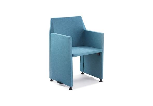 Chaise de conférence pliable LOOP vue de face, présentant un design moderne avec une assise confortable et un cadre en métal robuste, parfaite pour une utilisation flexible et pratique dans les environnements de réunion.
