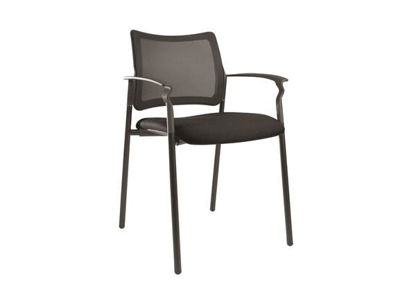 Chaise de réunion visiteurs POGO empilable, avec dossier en résille et piètement métallique noir.