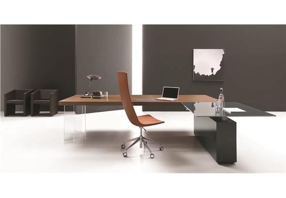 Exemples de configurations possibles pour le bureau K10 Prestige, adapté à divers espaces de travail
