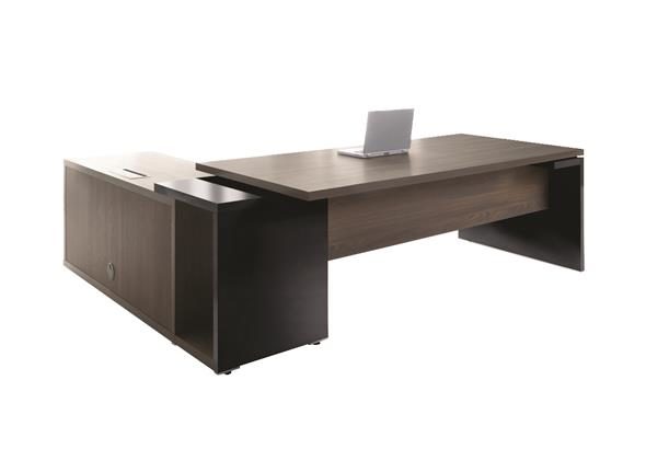 Bureau de direction LEGEND réglable en hauteur, offrant une vue générale du meuble avec une finition en bois et des pieds métalliques élégants. Le réglage en hauteur est discrètement intégré pour un confort personnalisé.