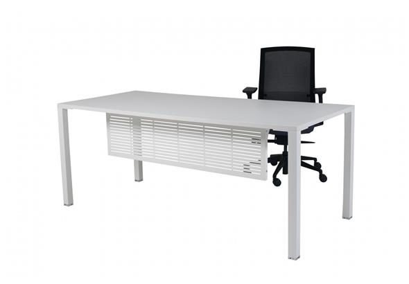 Bureau Bench Quattro Classic, montrant une configuration fonctionnelle. Ce modèle offre une surface de travail spacieuse et un cadre élégant, idéal pour des environnements de bureau collaboratifs.