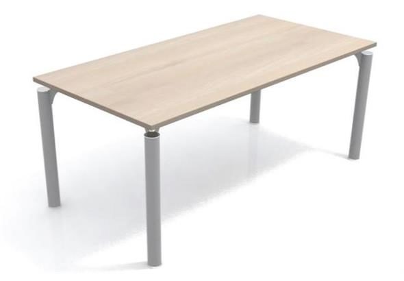 Bureau Bench Quattro Design en configuration multi-postes, illustrant un agencement épuré et moderne avec plusieurs surfaces de travail alignées. Ce modèle contemporain est conçu pour offrir une fonctionnalité optimale dans les environnements de bureau collaboratifs.