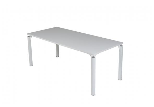 Table de réunion Quattro Design avec un design moderne et épuré, montrant une surface de table élégante et un cadre élégant. Ce modèle combine fonctionnalité et esthétique, parfait pour les environnements professionnels contemporains.