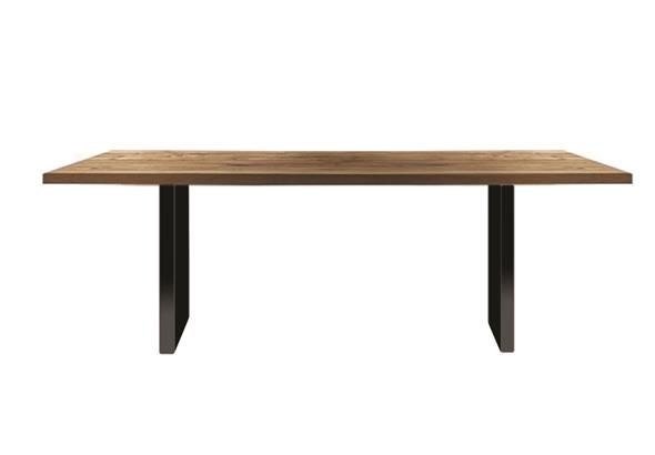 Table en bois massif Timber avec design robuste et élégant, montrant une surface en bois naturel avec des finitions soignées et des pieds solides. Idéale pour des salles de réunion modernes.