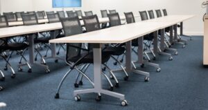 Les bureaux Modulo de chez Spark Office offrent une solution flexible et modulable, idéale pour créer des espaces de travail personnalisés et efficaces. Leur design moderne et épuré s'intègre parfaitement dans divers environnements professionnels.