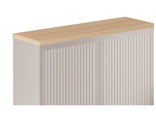 Top de finition installé sur une armoire, offrant une surface supérieure élégante et propre, intégrée parfaitement pour une finition soignée et professionnelle du meuble.