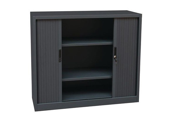 Intérieur de l'armoire à rideaux largeur 120 cm, montrant des étagères réglables pour un rangement flexible et un accès facile aux documents et fournitures.
