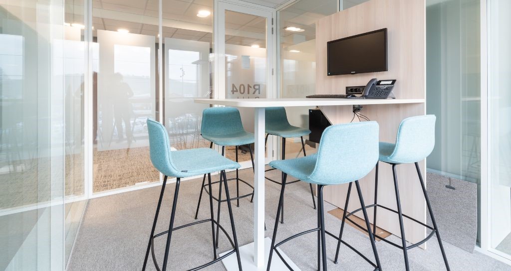 La table connectée Talk combine technologie avancée et design élégant pour faciliter les réunions et la collaboration en entreprise. Elle offre un environnement de travail moderne et connecté, idéal pour les équipes dynamiques et les espaces collaboratifs.