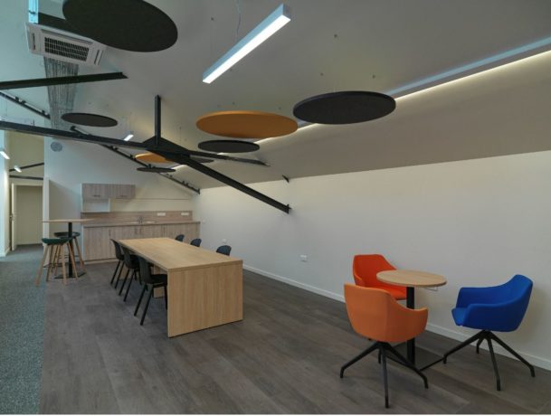 Réfectoire de Brioude Internet à Lyon, combinant des couleurs vives et des textures variées pour un environnement de travail inspirant.