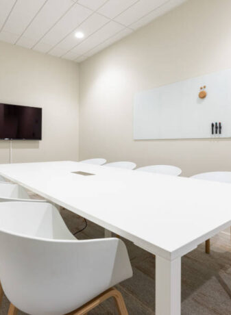 Salle de réunion équipée de mobilier fonctionnel et élégant chez Afyren, conçue pour des échanges collaboratifs et productifs.