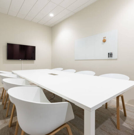 Salle de réunion équipée de mobilier fonctionnel et élégant chez Afyren, conçue pour des échanges collaboratifs et productifs.