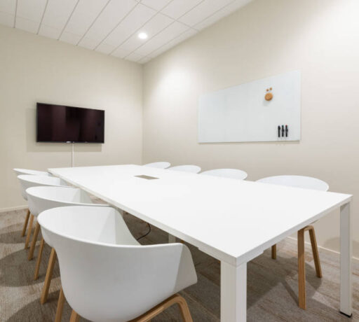 Salle de réunion équipée de mobilier fonctionnel et élégant chez Afyren, conçue pour des échanges collaboratifs et productifs.