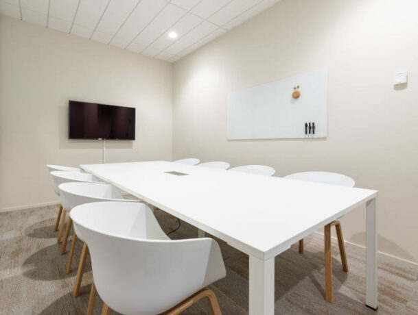 Salle de réunion équipée de mobilier fonctionnel et élégant chez Afyren, conçue pour des échanges collaboratifs et productifs.