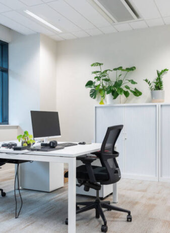 Bureaux lumineux d'Afyren, aménagés avec des bureaux modernes pour un environnement de travail optimisé.
