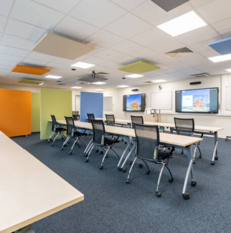 Salle de classe chez GEM Labs, équipée de mobilier compact et élégant pour des cours. Spark Office a sélectionné des solutions qui allient confort et fonctionnalité, idéales pour les discussions en petits groupes ou les présentations ciblées.