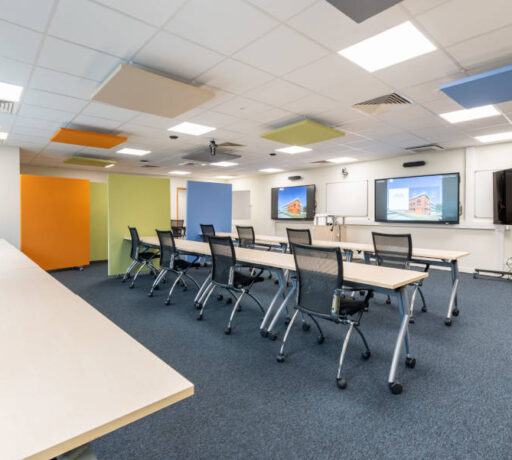 Salle de classe chez GEM Labs, équipée de mobilier compact et élégant pour des cours. Spark Office a sélectionné des solutions qui allient confort et fonctionnalité, idéales pour les discussions en petits groupes ou les présentations ciblées.