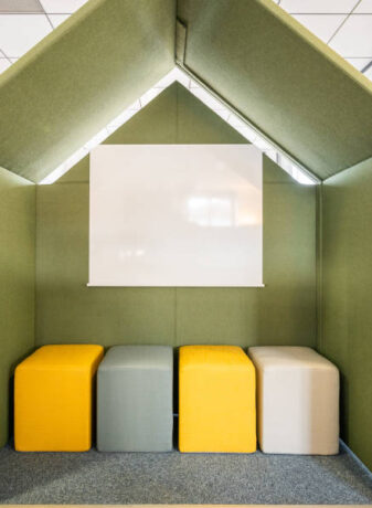 Collaboration entre Spark Office et Planète Oui, détaillant les solutions d’aménagement et de mobilier mises en place.