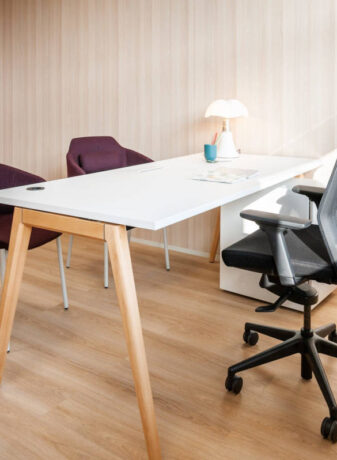 Bureau fermé équipé d'une table Woodesk et d'un siège ergonomique J1, offrant un espace de travail privé avec des équipements modernes pour un confort et une efficacité accrus.