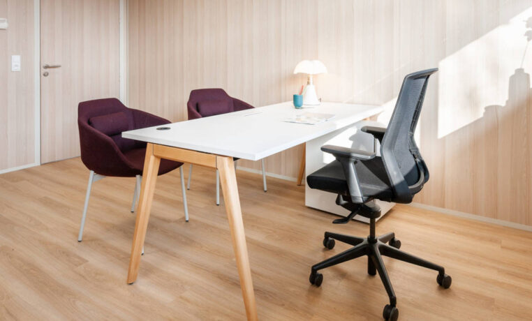 Bureau fermé équipé d'une table Woodesk et d'un siège ergonomique J1, offrant un espace de travail privé avec des équipements modernes pour un confort et une efficacité accrus.