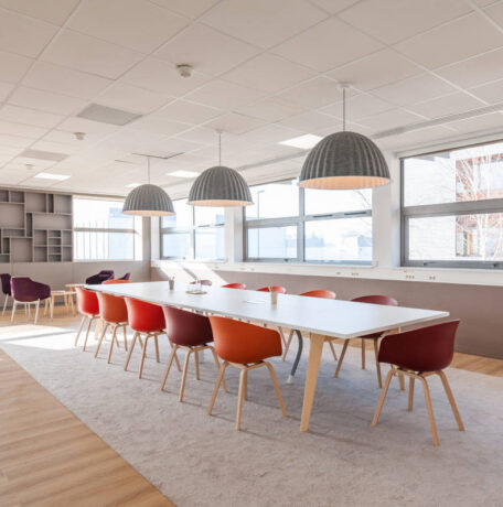 Salle de réunion chez Boiron au design scandinave, alliant simplicité et élégance avec des meubles en bois clair et des lignes épurées pour une ambiance professionnelle et accueillante.