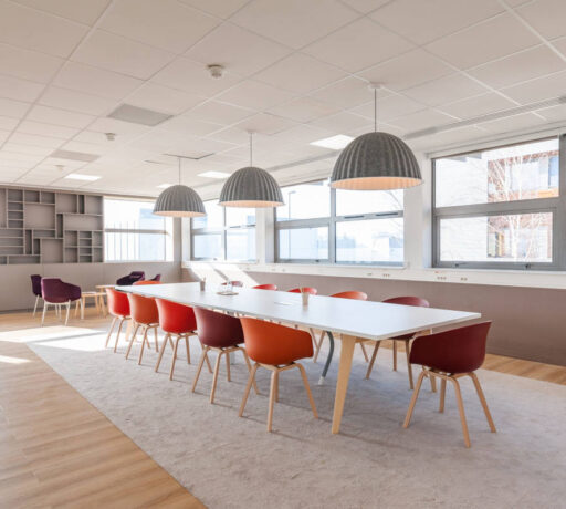 Salle de réunion chez Boiron au design scandinave, alliant simplicité et élégance avec des meubles en bois clair et des lignes épurées pour une ambiance professionnelle et accueillante.